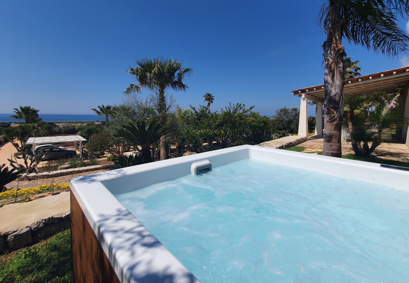 Villa in Pescoluse - Beach villa w/ heated whirlpool & amazing sea view