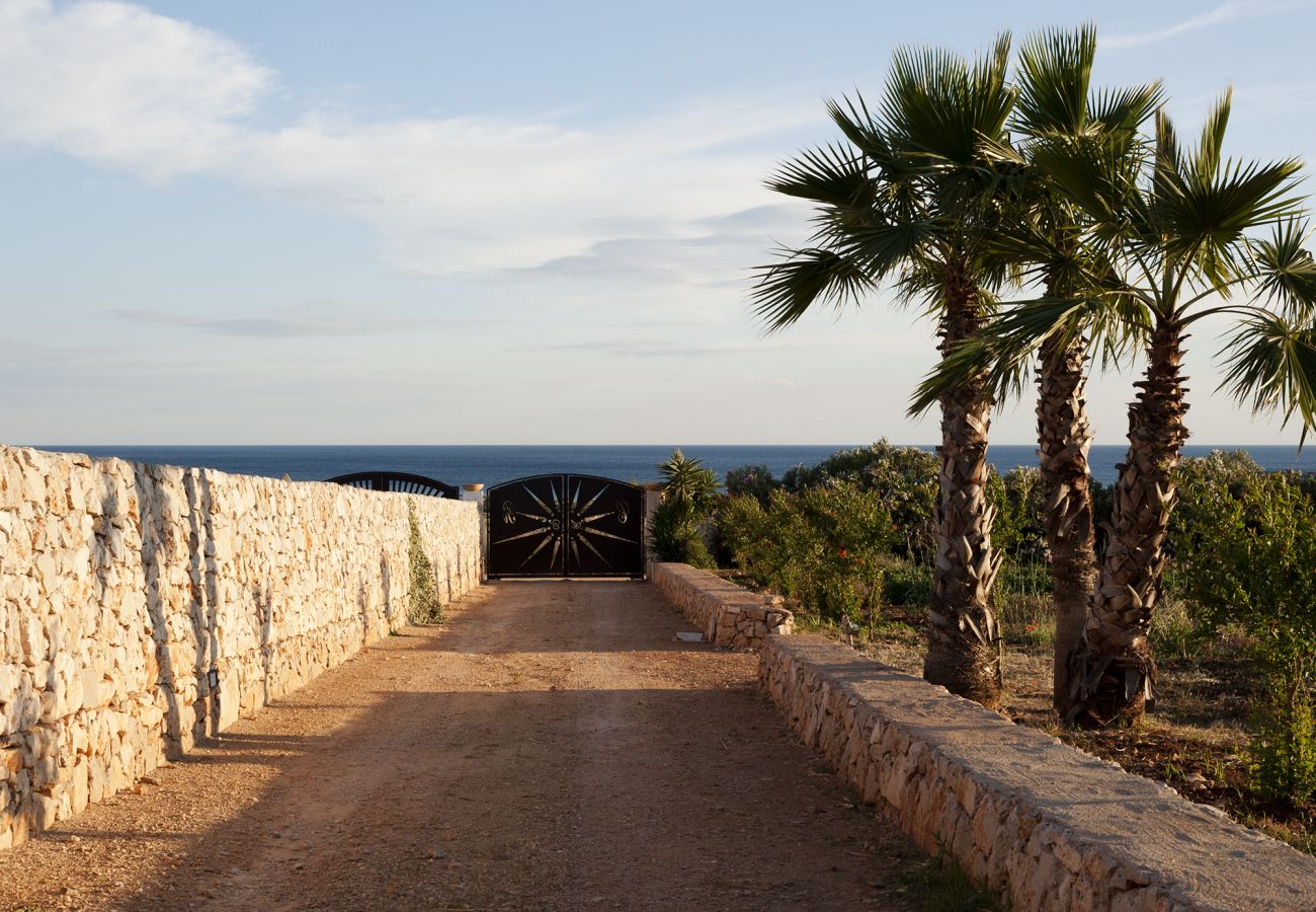 Villa in Pescoluse - Beach villa w/ heated whirlpool & amazing sea view