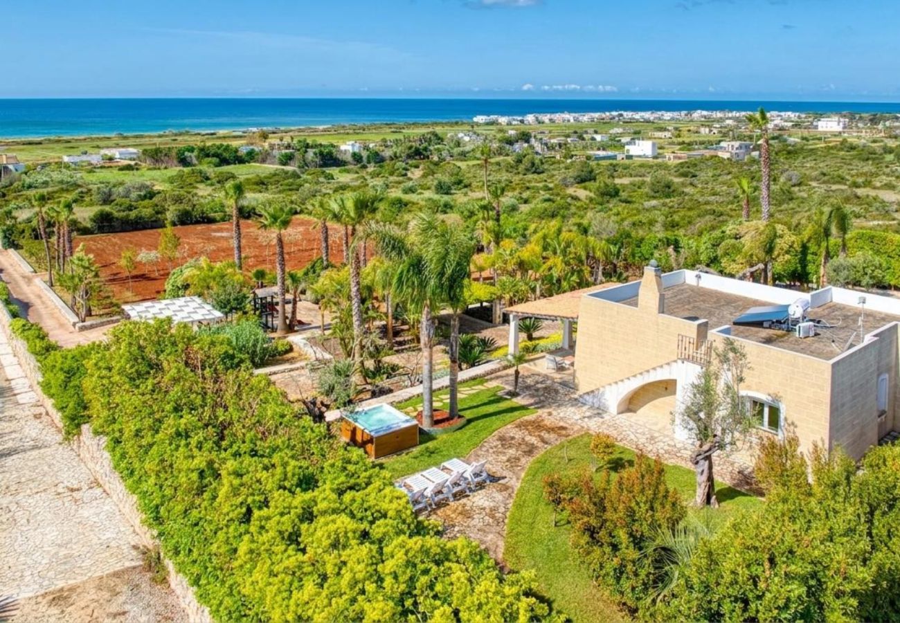 Villa in Pescoluse - Child-friendly beach villa w/ hot whirlpool & sea view