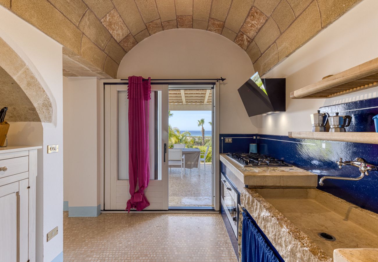 Villa in Pescoluse - Child-friendly beach villa w/ hot whirlpool & sea view