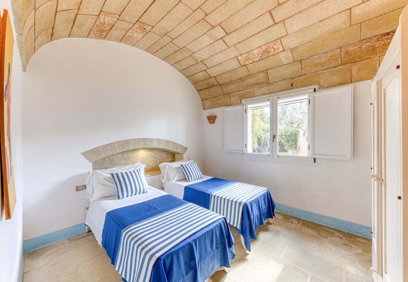 Villa in Pescoluse - Child-friendly beach villa w/ hot whirlpool & sea view