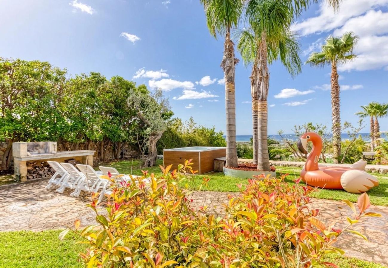 Villa in Pescoluse - Child-friendly beach villa w/ hot whirlpool & sea view