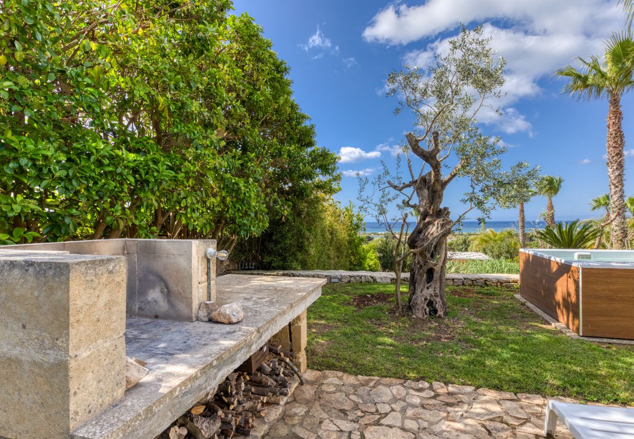 Villa in Pescoluse - Child-friendly beach villa w/ hot whirlpool & sea view
