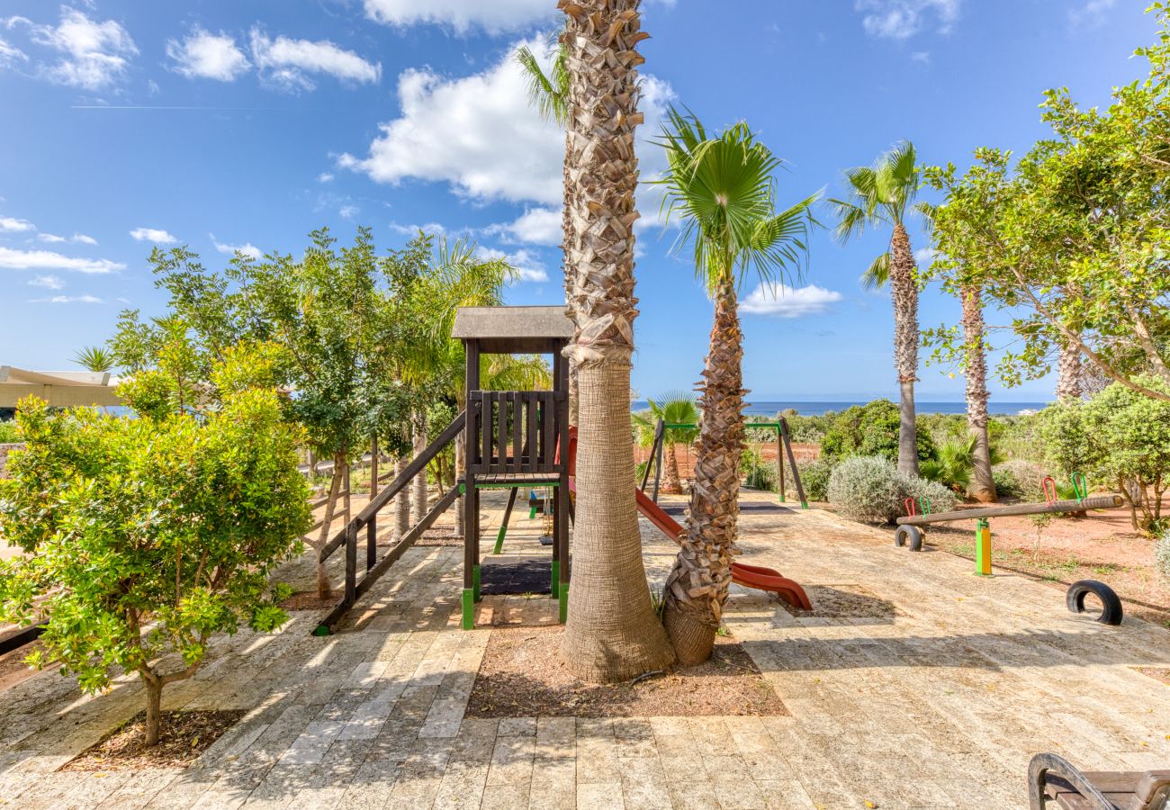 Villa in Pescoluse - Child-friendly beach villa w/ hot whirlpool & sea view