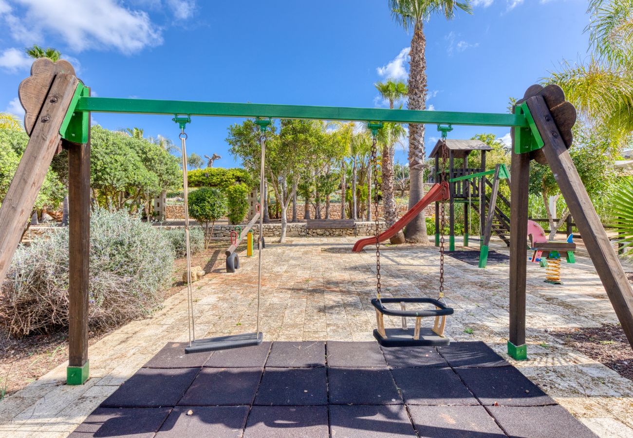 Villa in Pescoluse - Child-friendly beach villa w/ hot whirlpool & sea view
