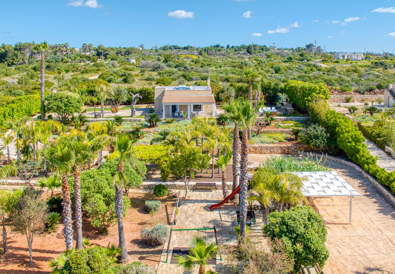 Villa in Pescoluse - Child-friendly beach villa w/ hot whirlpool & sea view