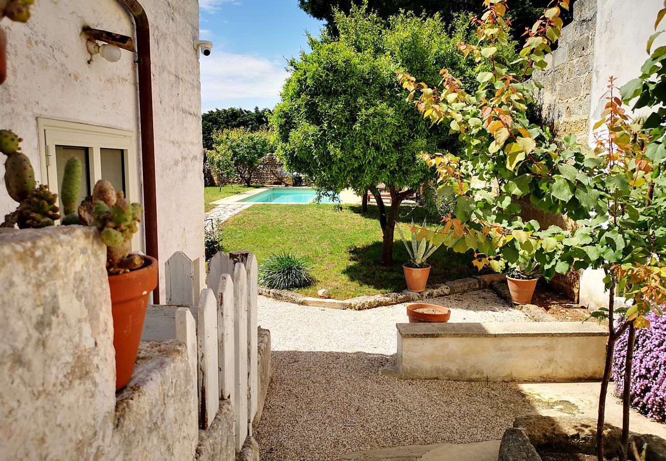 Villa in Castrignano del Capo - 4 km from sea: Town estate with pool