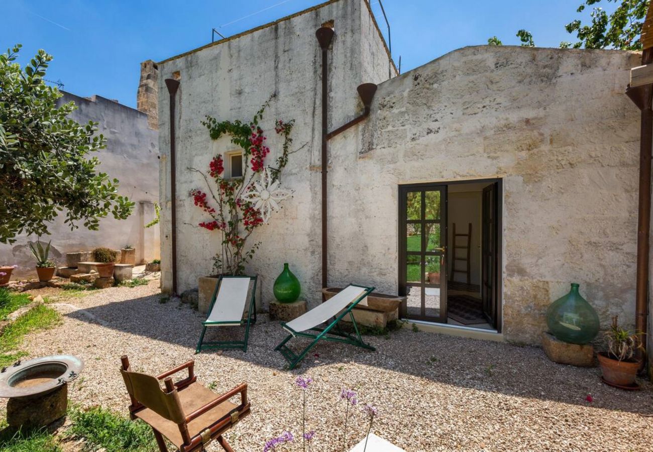 Villa in Castrignano del Capo - 4 km from sea: Town estate with pool