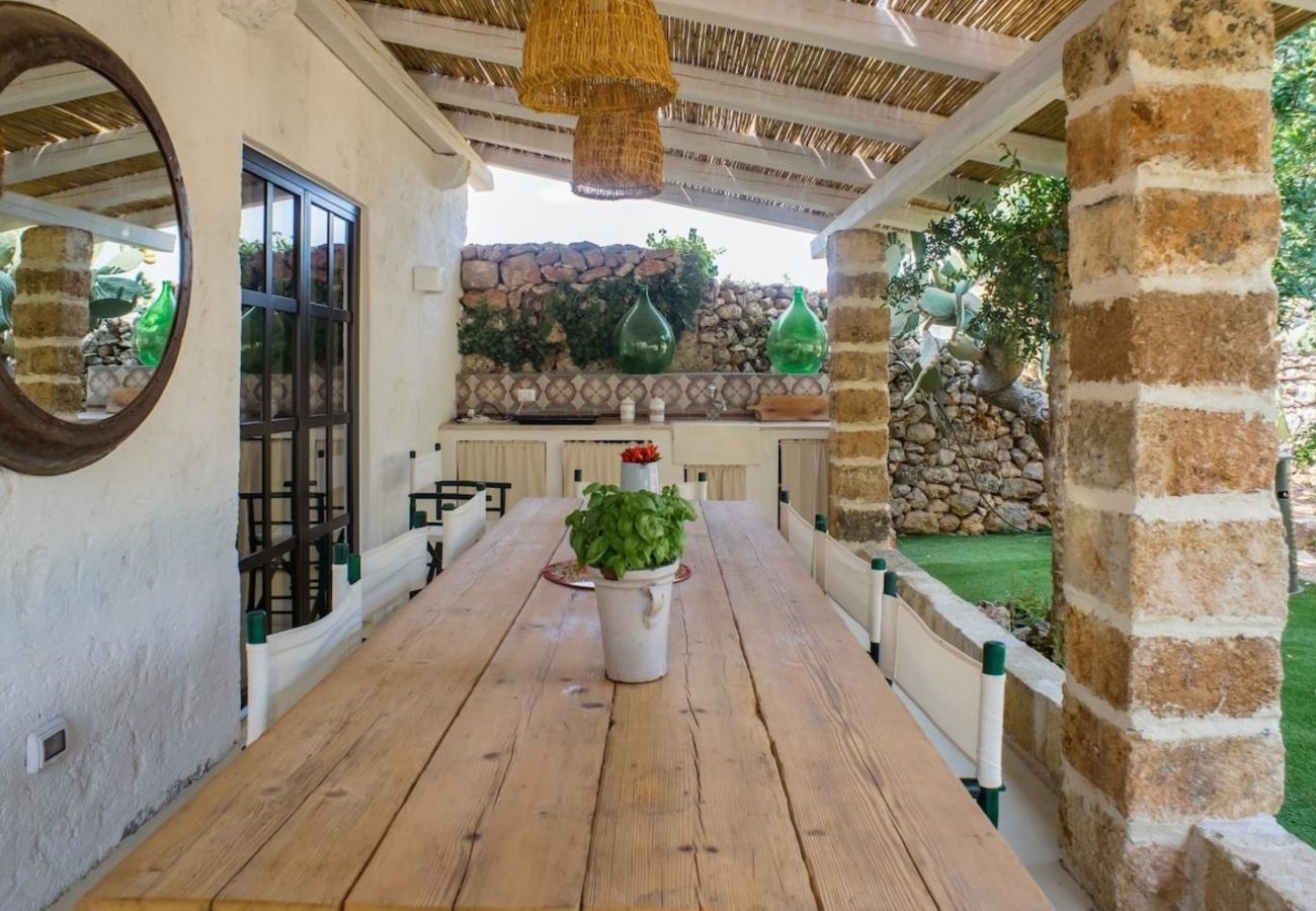 Villa in Castrignano del Capo - 4 km from sea: Town estate with pool