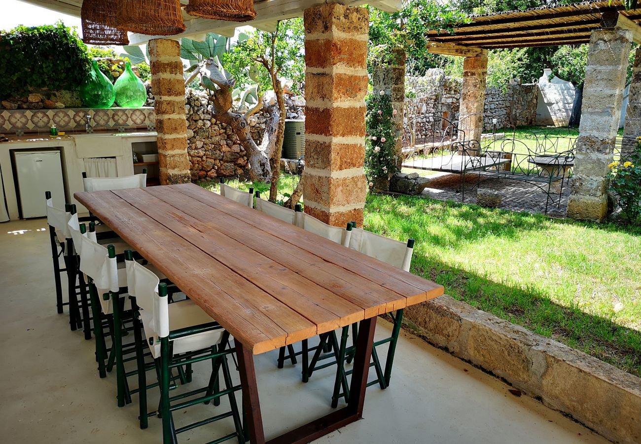 Villa in Castrignano del Capo - 4 km from sea: Town estate with pool