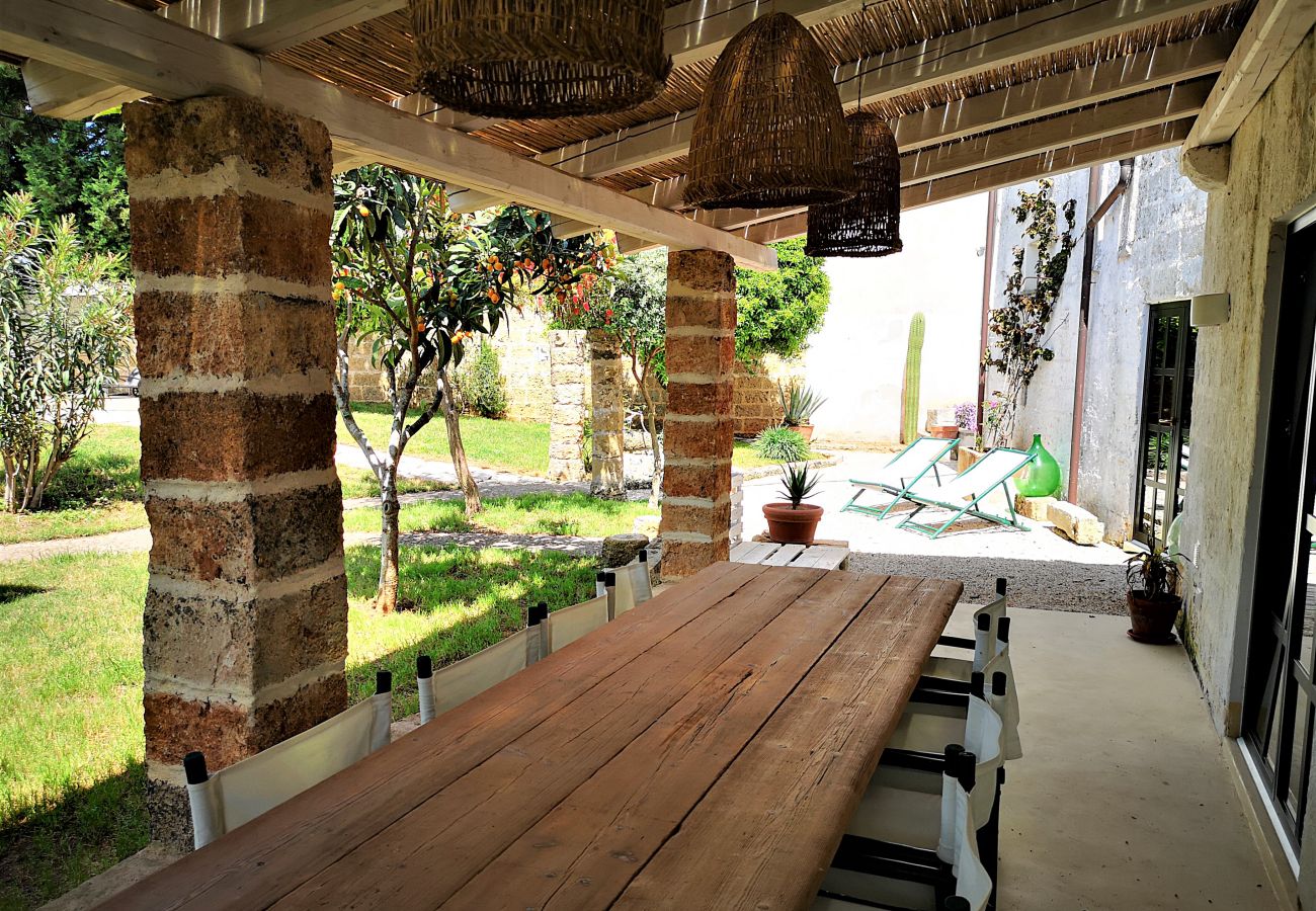 Villa in Castrignano del Capo - 4 km from sea: Town estate with pool