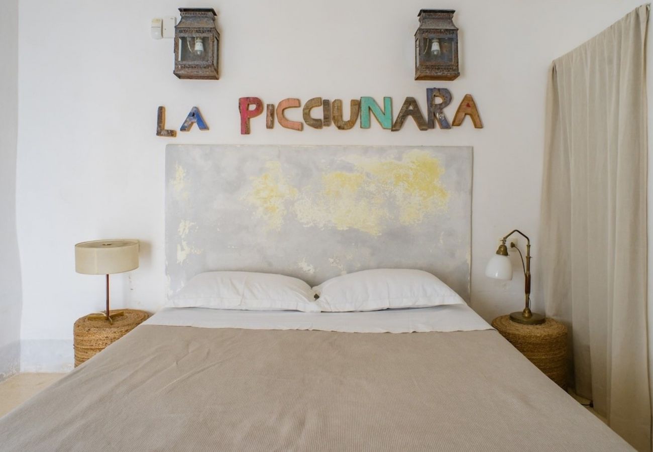 Villa in Castrignano del Capo - 4 km from sea: Town estate with pool