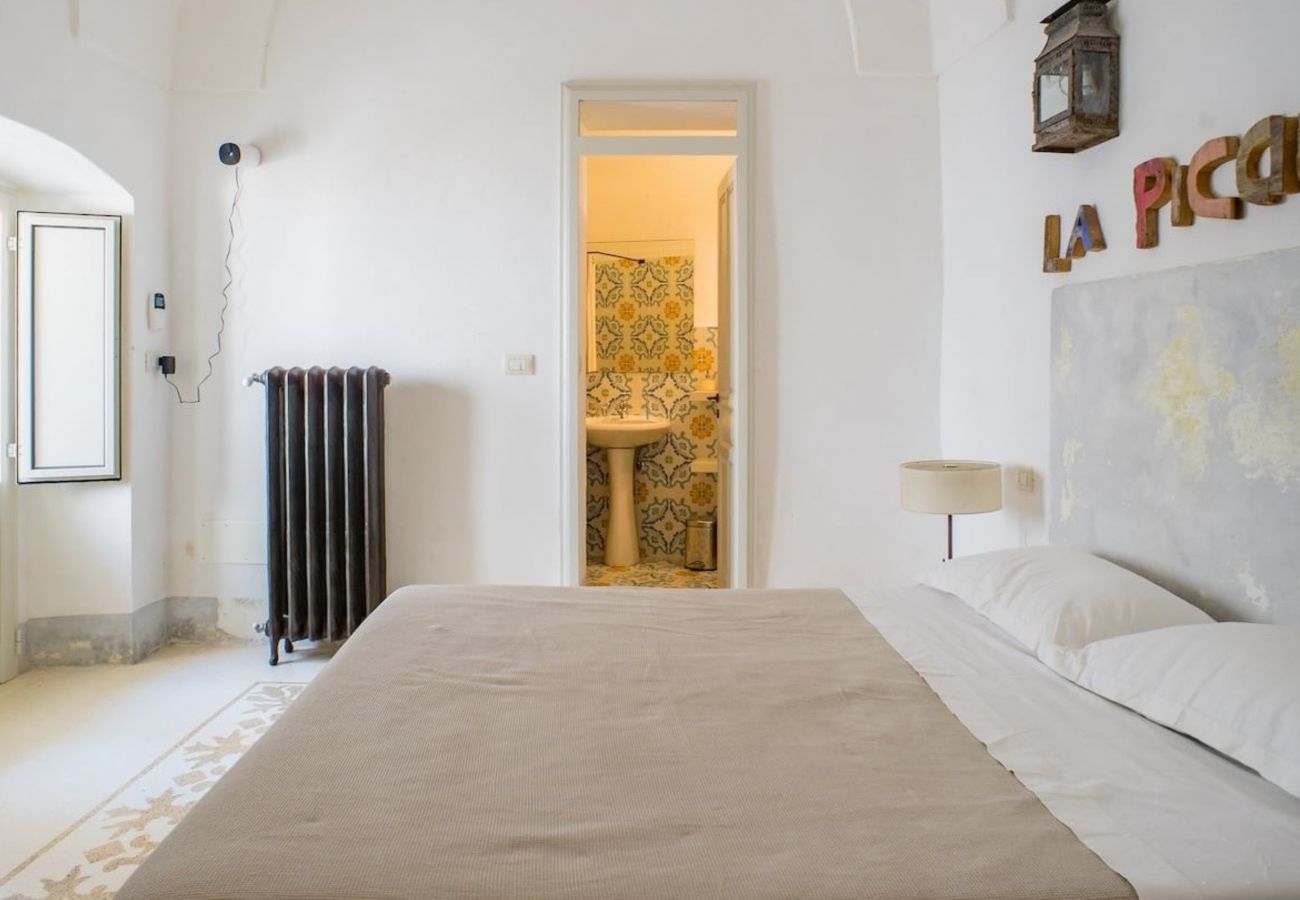 Villa in Castrignano del Capo - 4 km from sea: Town estate with pool
