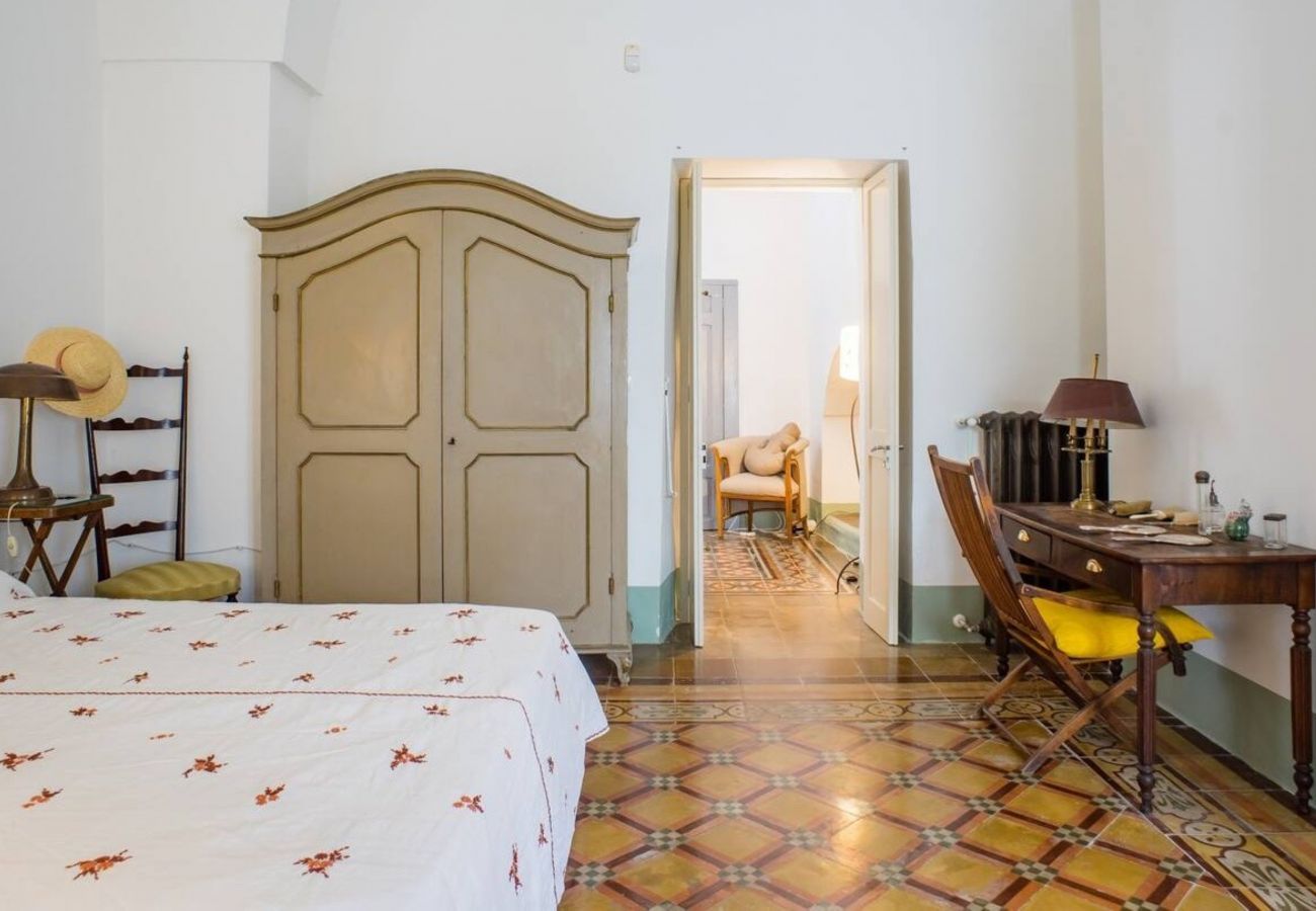 Villa in Castrignano del Capo - 4 km from sea: Town estate with pool