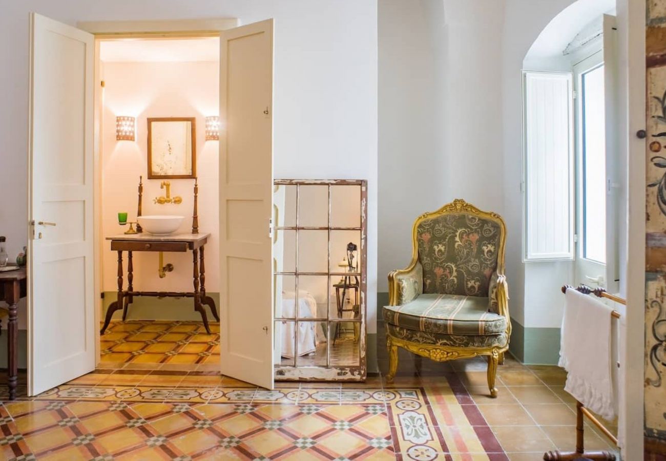 Villa in Castrignano del Capo - 4 km from sea: Town estate with pool