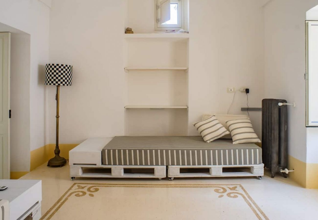 Villa in Castrignano del Capo - 4 km from sea: Town estate with pool