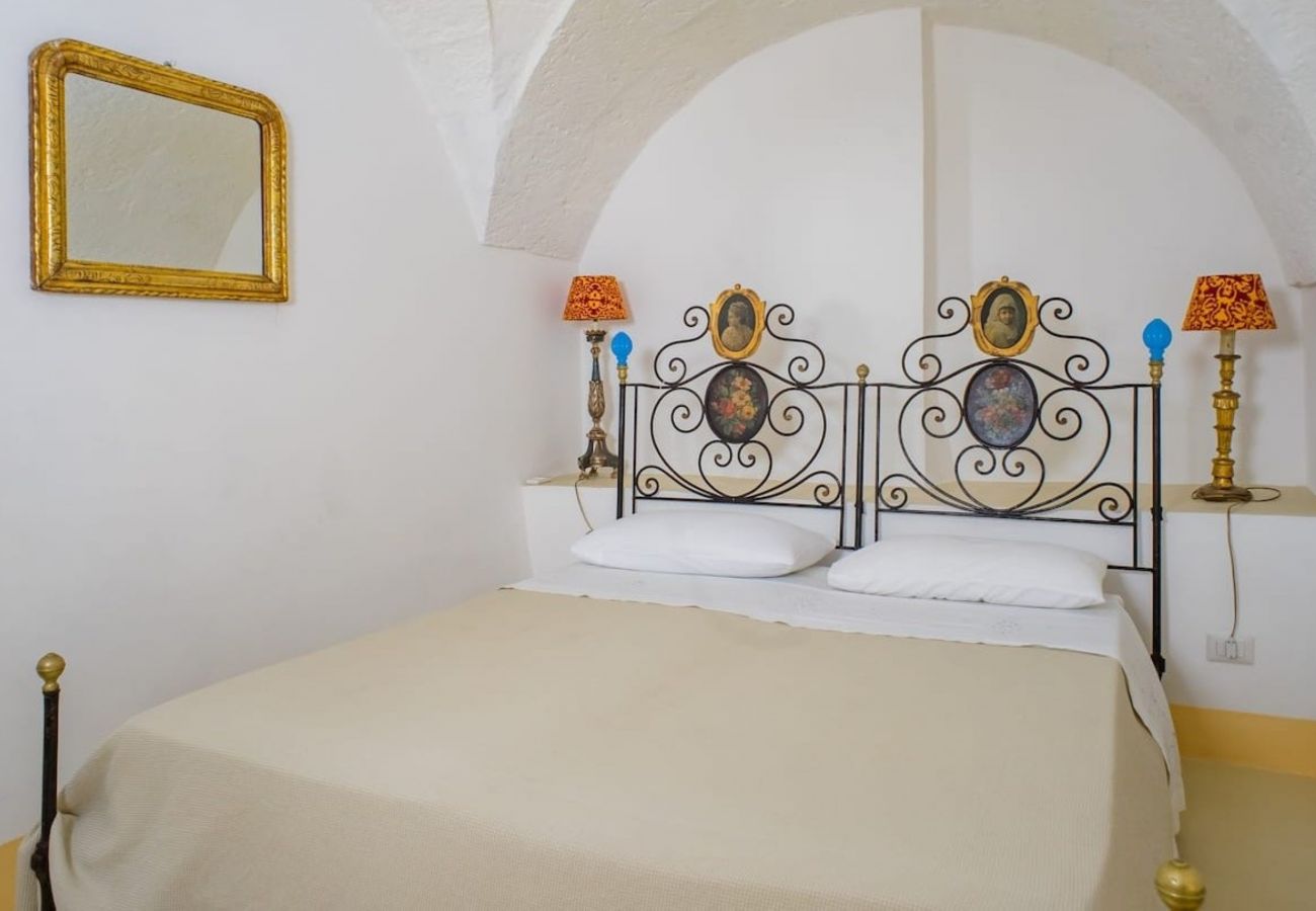 Villa in Castrignano del Capo - 4 km from sea: Town estate with pool
