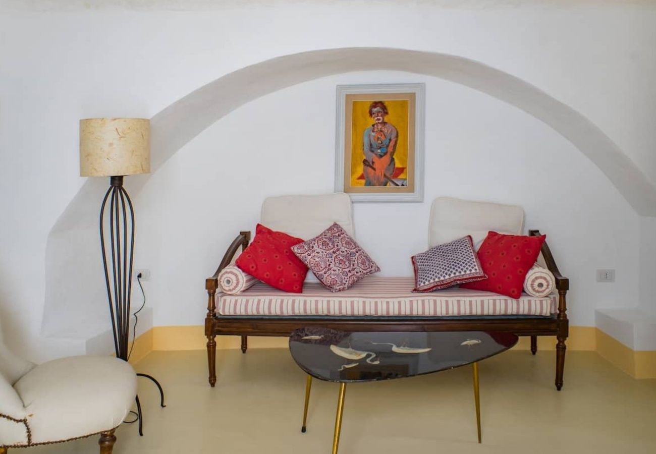 Villa in Castrignano del Capo - 4 km from sea: Town estate with pool