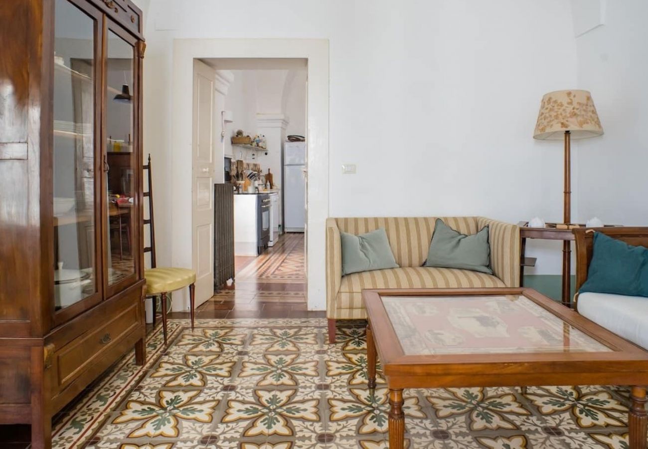 Villa in Castrignano del Capo - 4 km from sea: Town estate with pool
