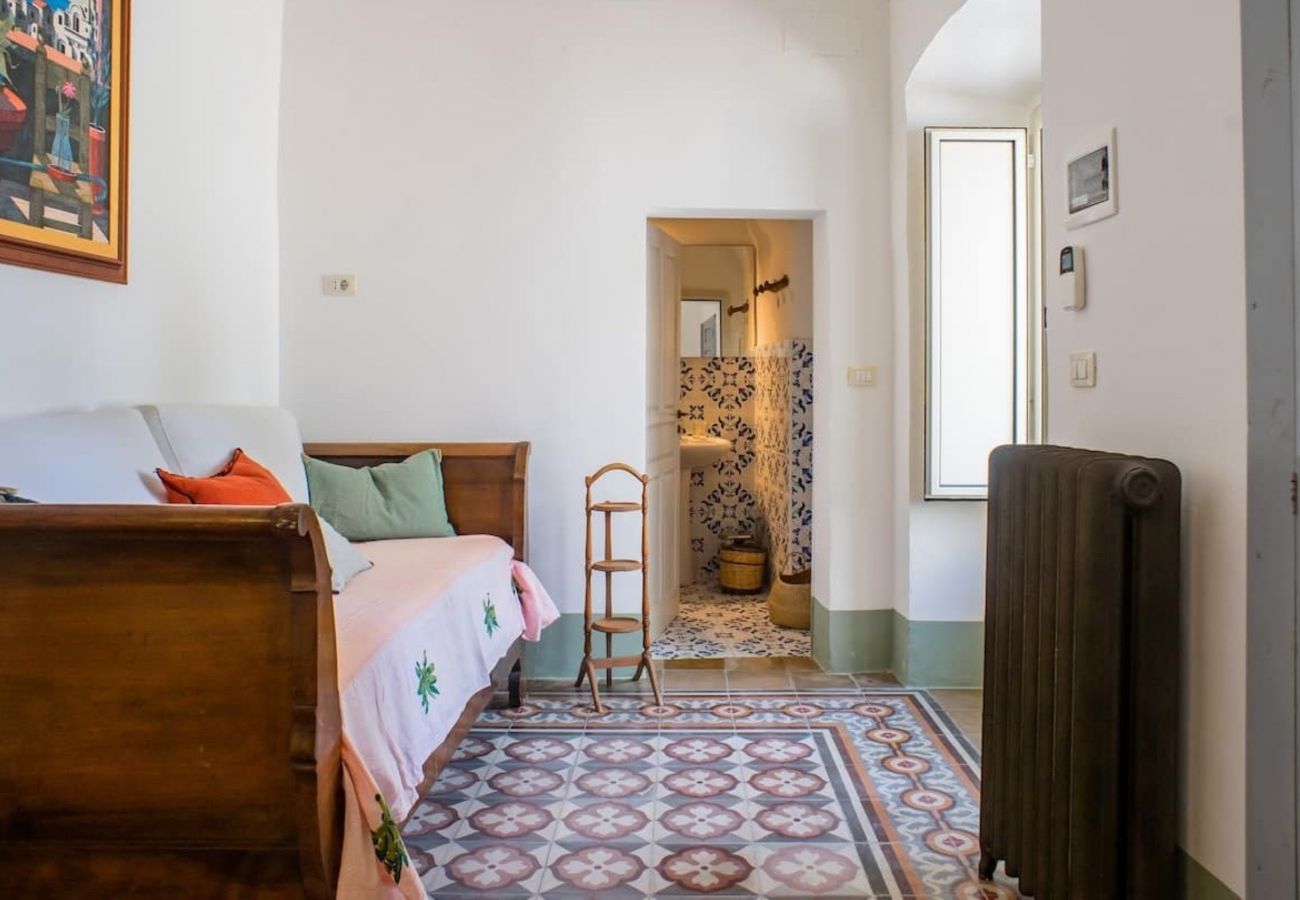 Villa in Castrignano del Capo - 4 km from sea: Town estate with pool