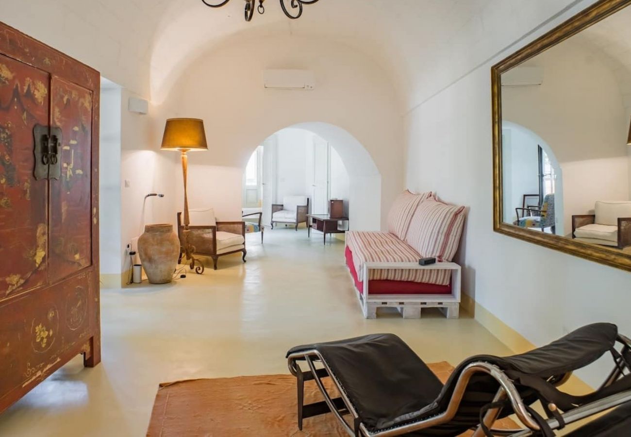 Villa in Castrignano del Capo - 4 km from sea: Town estate with pool
