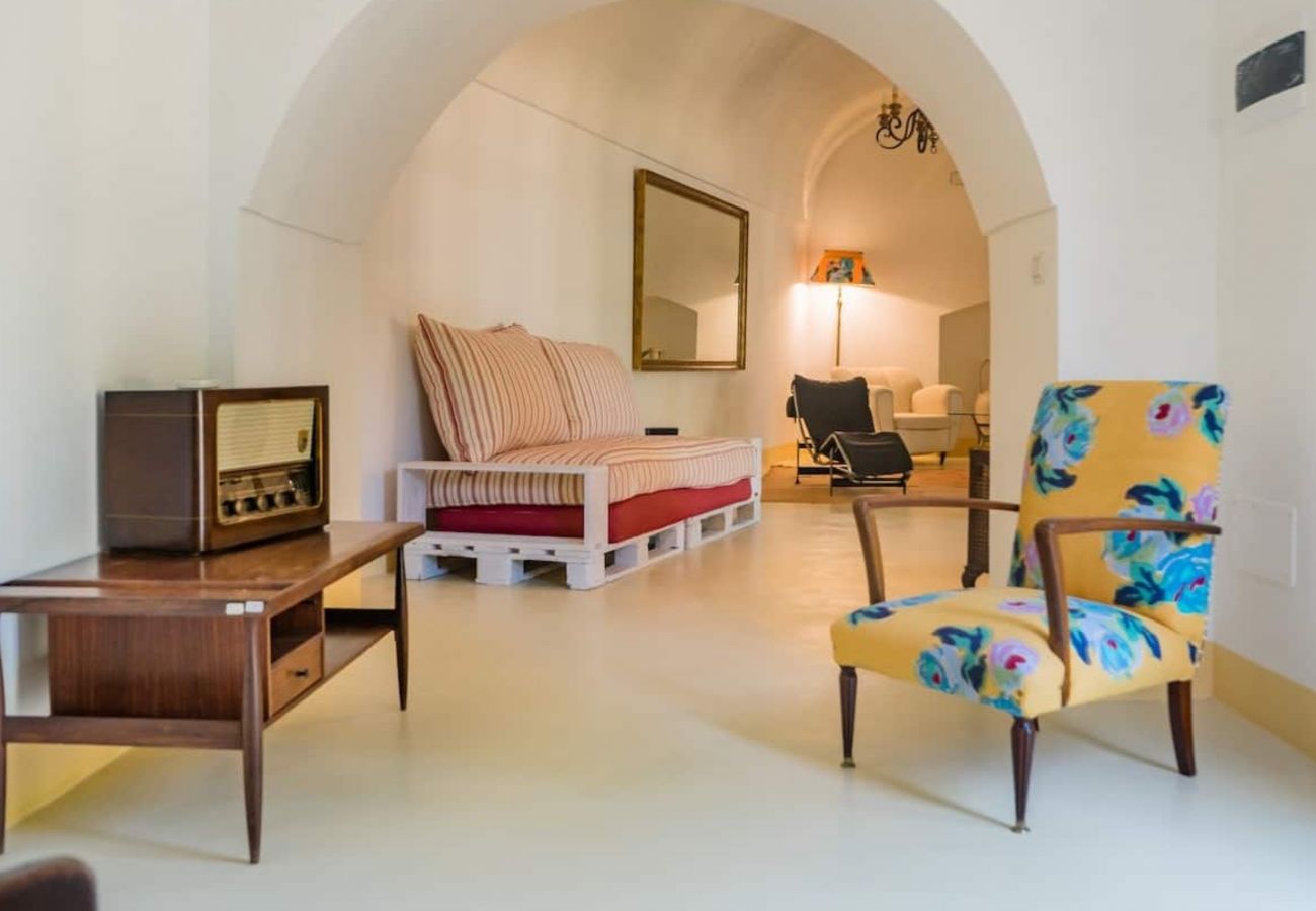 Villa in Castrignano del Capo - 4 km from sea: Town estate with pool