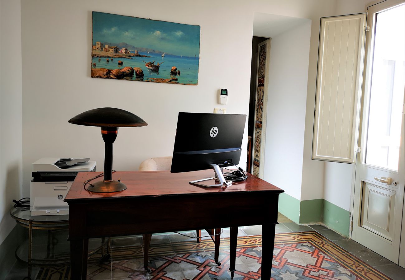 Villa in Castrignano del Capo - 4 km from sea: Town estate with pool