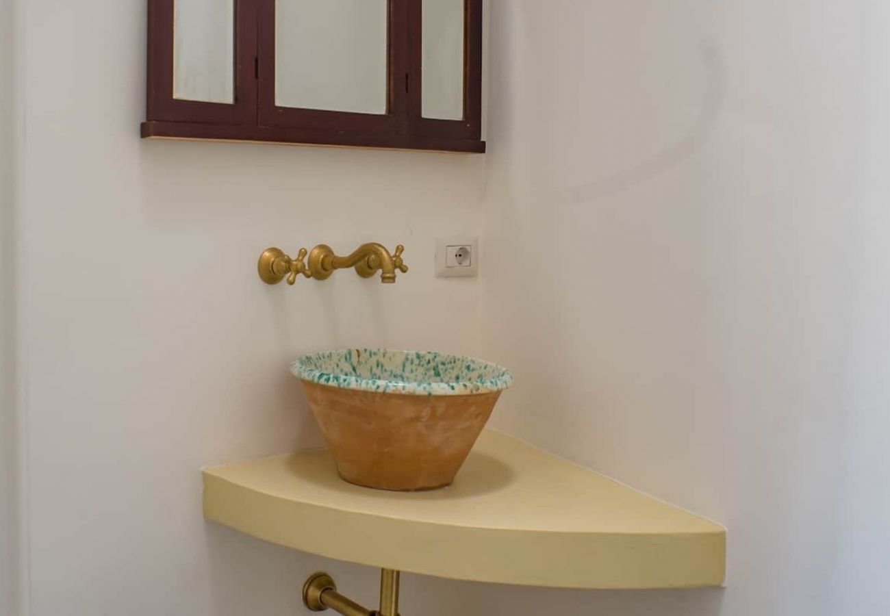 Villa in Castrignano del Capo - 4 km from sea: Town estate with pool
