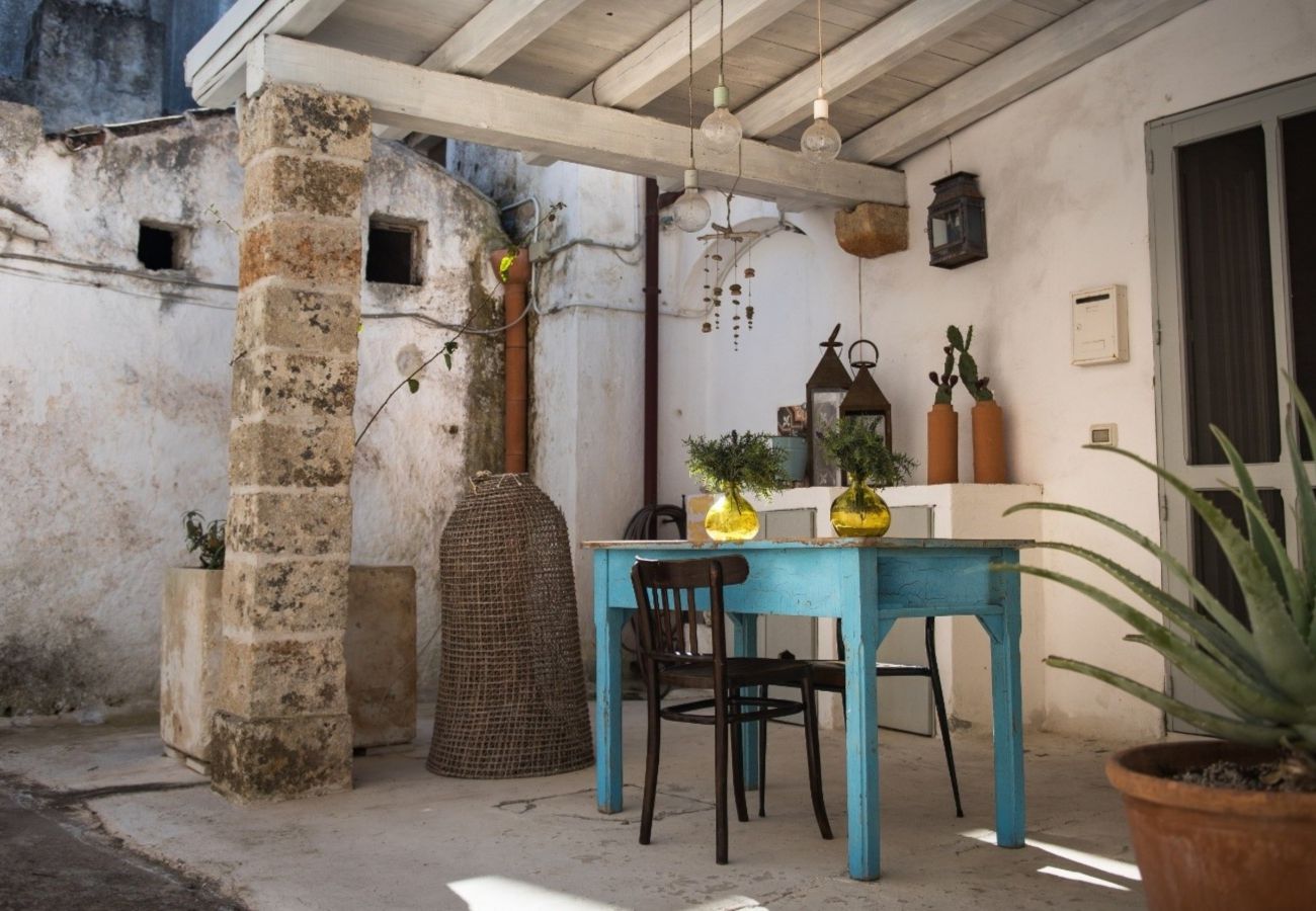 Villa in Castrignano del Capo - 4 km from sea: Town estate with pool