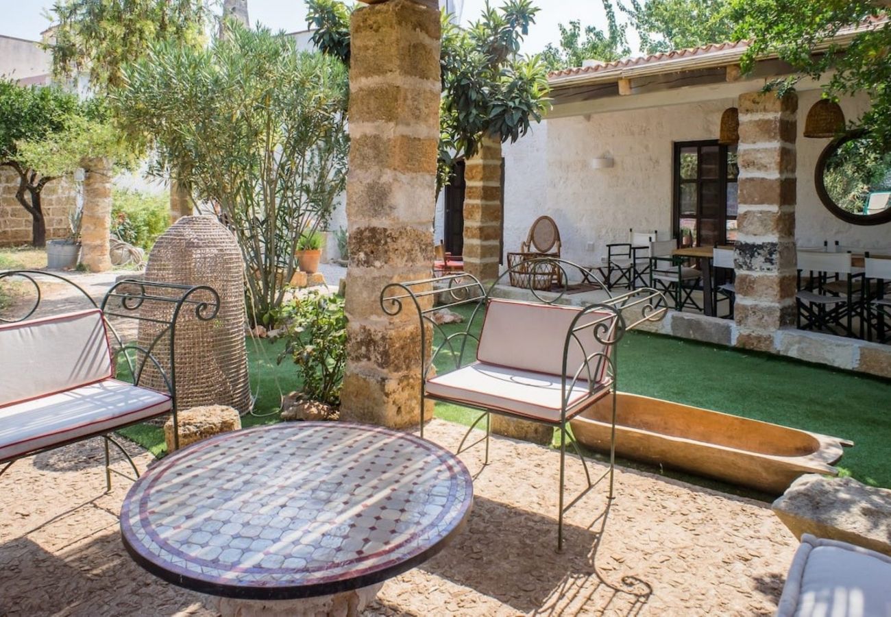 Villa in Castrignano del Capo - 4 km from sea: Town estate with pool