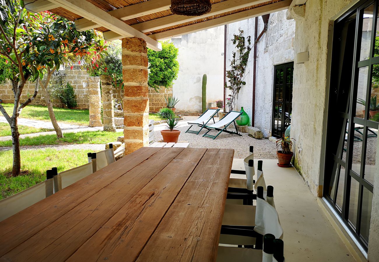 Villa in Castrignano del Capo - 4 km from sea: Town estate with pool