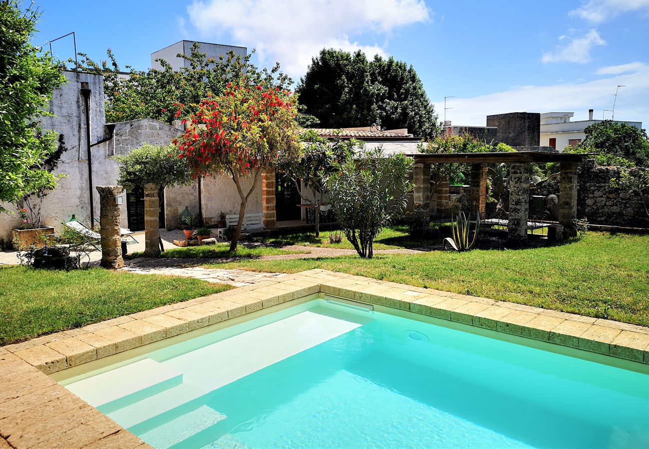 Villa in Castrignano del Capo - 4 km from sea: Town estate with pool