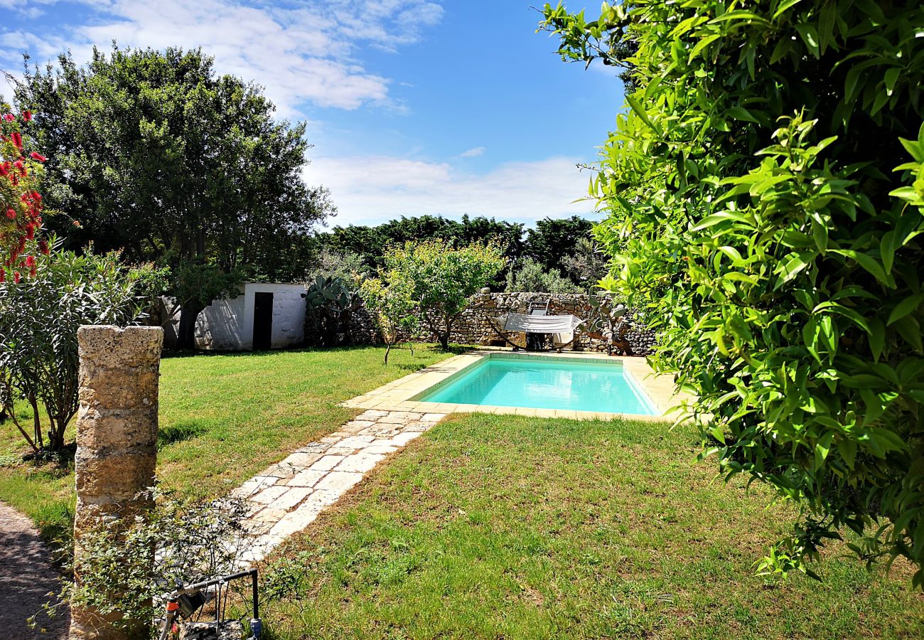 Villa in Castrignano del Capo - 4 km from sea: Town estate with pool