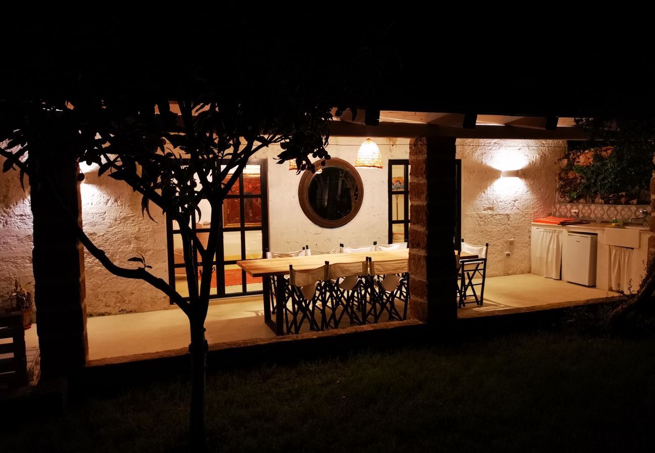 Villa in Castrignano del Capo - 4 km from sea: Town estate with pool