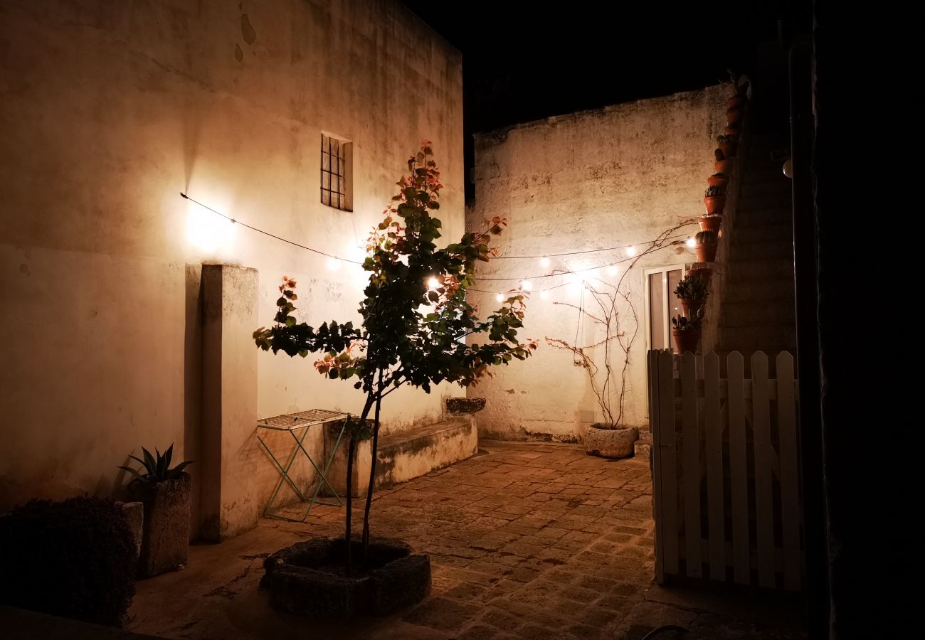 Villa in Castrignano del Capo - 4 km from sea: Town estate with pool