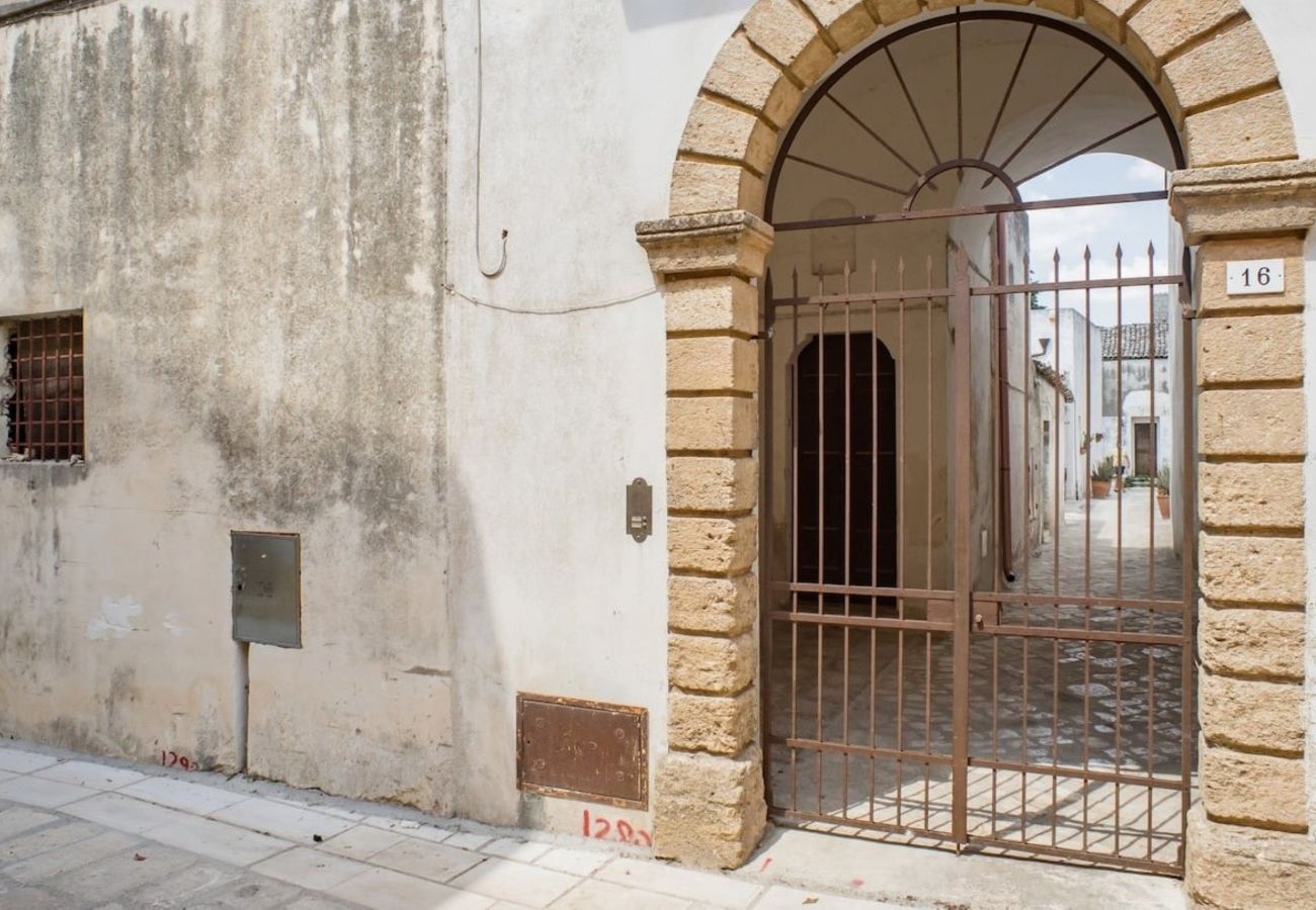 Villa in Castrignano del Capo - 4 km from sea: Town estate with pool