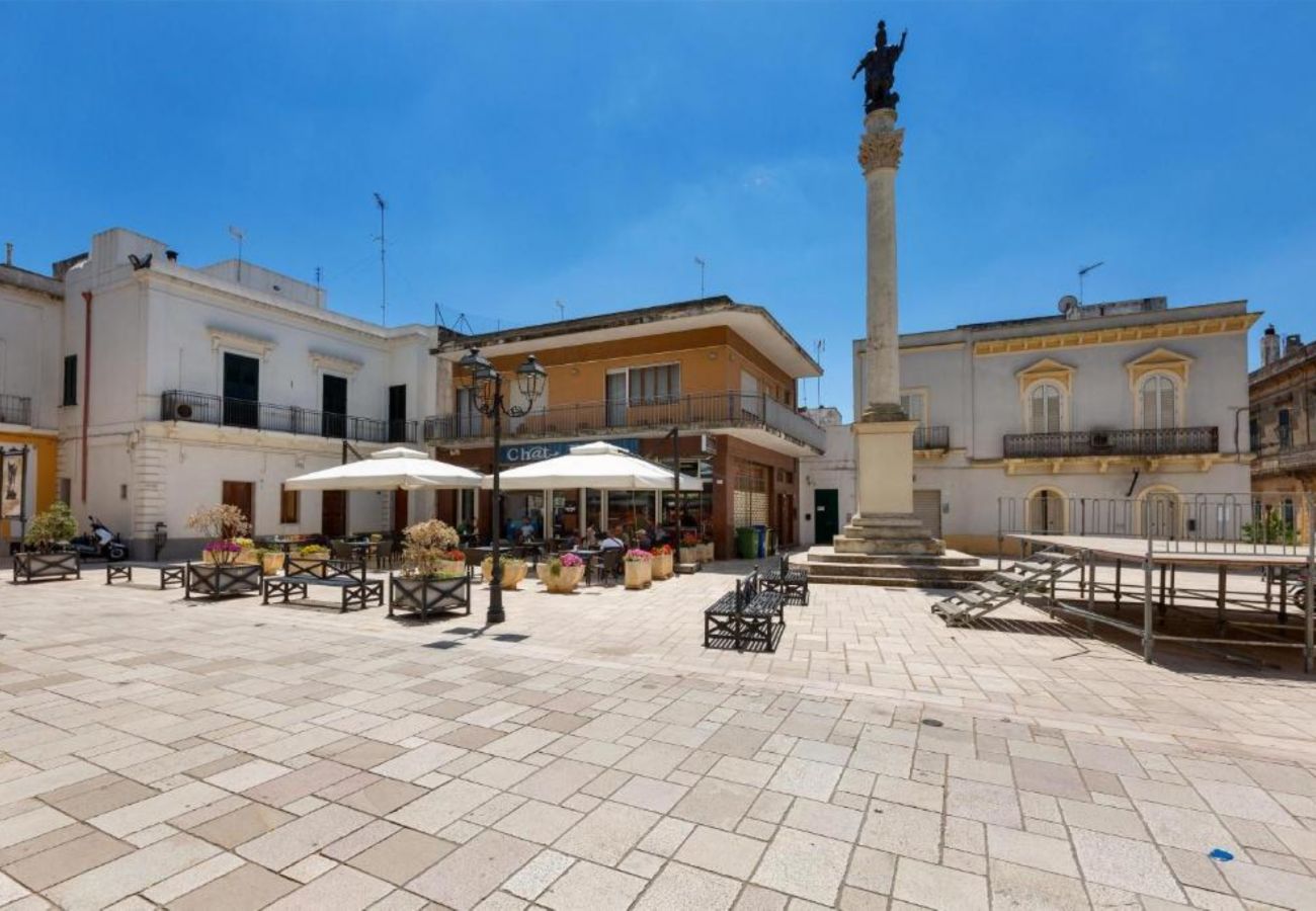 Villa in Castrignano del Capo - 4 km from sea: Town estate with pool