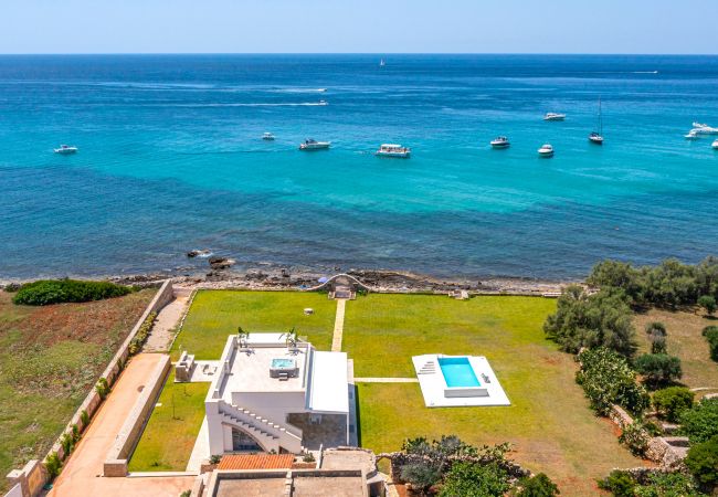 Villa in Marina di Felloniche - Private beach access villa w/ heated pool &jacuzzi