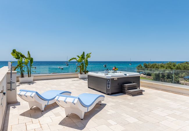 Villa in Marina di Felloniche - Private beach access villa w/ heated pool &jacuzzi