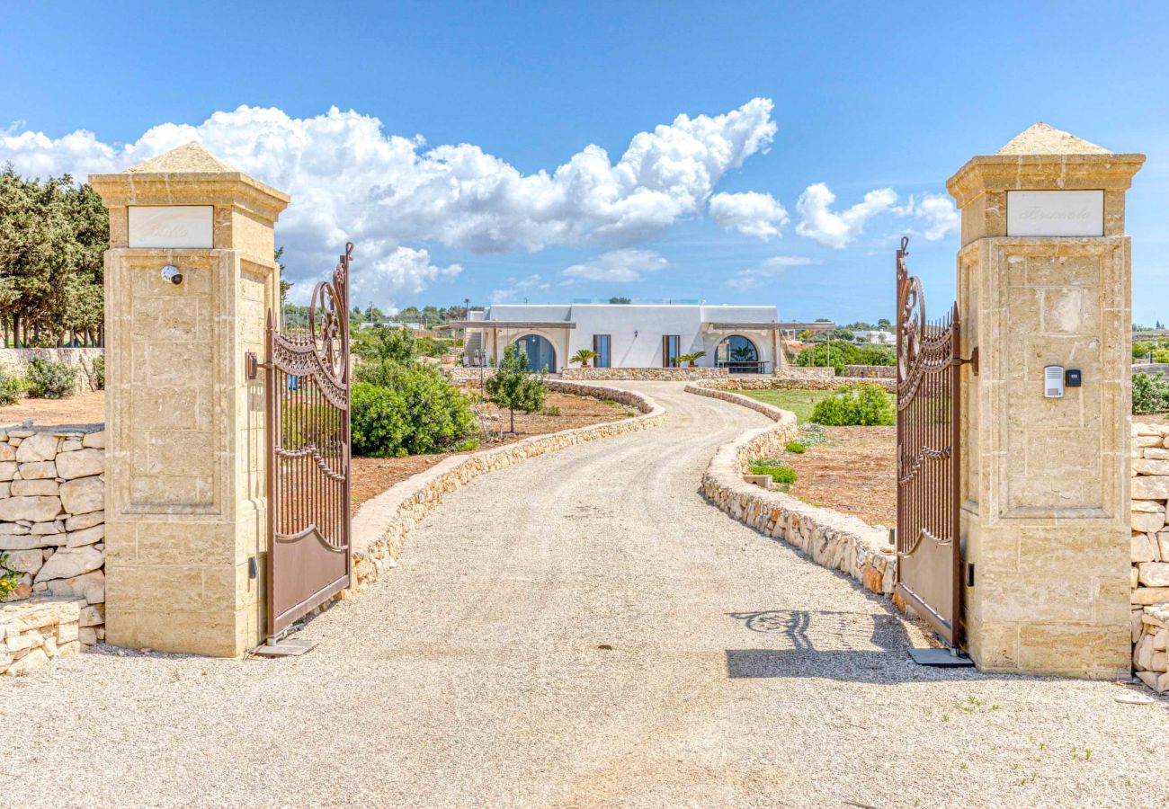 Villa in Lido Marini - Large villa (2 apt) with pool & rooftop jacuzzi