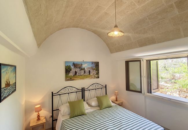 Villa in Marina di Felloniche - Traditional 3-unit estate, jacuzzi & beach access