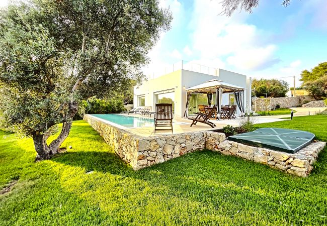 Villa in Marina di Felloniche - A dream: 5*-villa w/ beach access, pool & jacuzzi