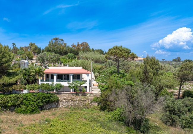 Villa in Pescoluse - Quiet country house with sea view and garden Villa in Pescoluse - Quiet country house with sea view and garden