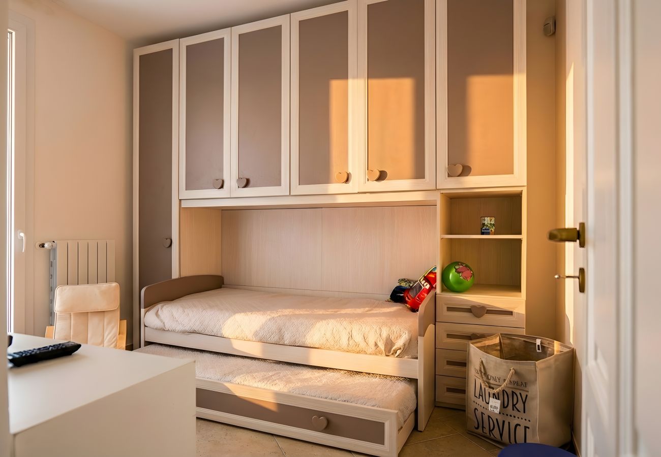 Villa in Torre Vado - Whole 3-unit estate, pool, garden, sea view