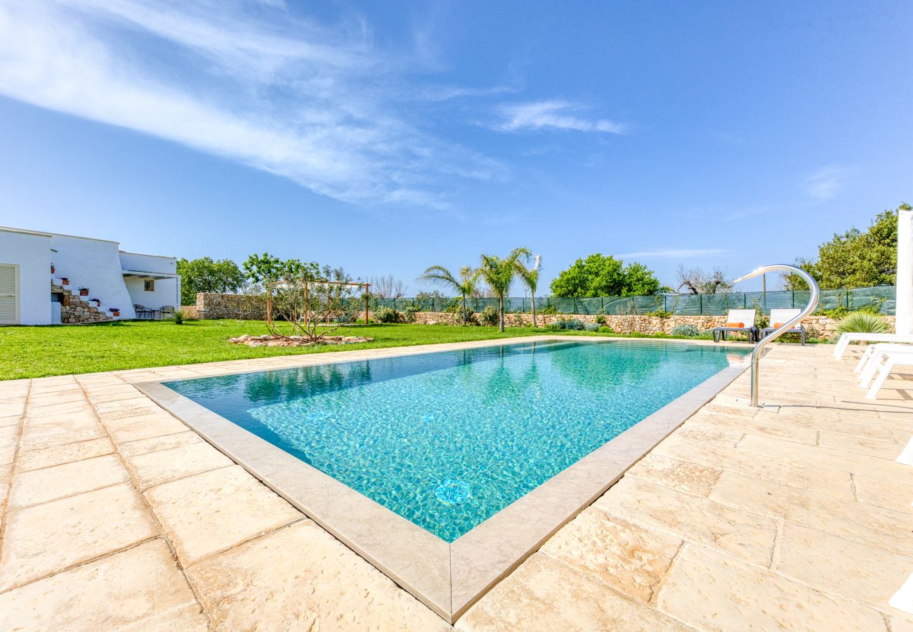 Villa in Ugento - Quiet countryside mansion with large pool & garden