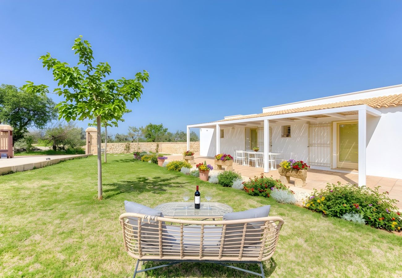 Villa in Ugento - Quiet countryside mansion with large pool & garden