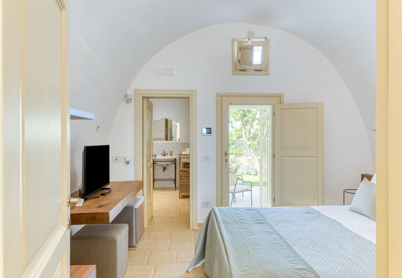 Villa in Ugento - Quiet countryside mansion with large pool & garden