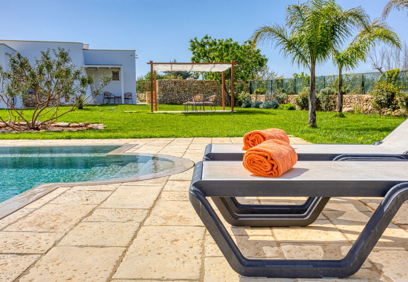 Villa in Ugento - Quiet countryside mansion with large pool & garden