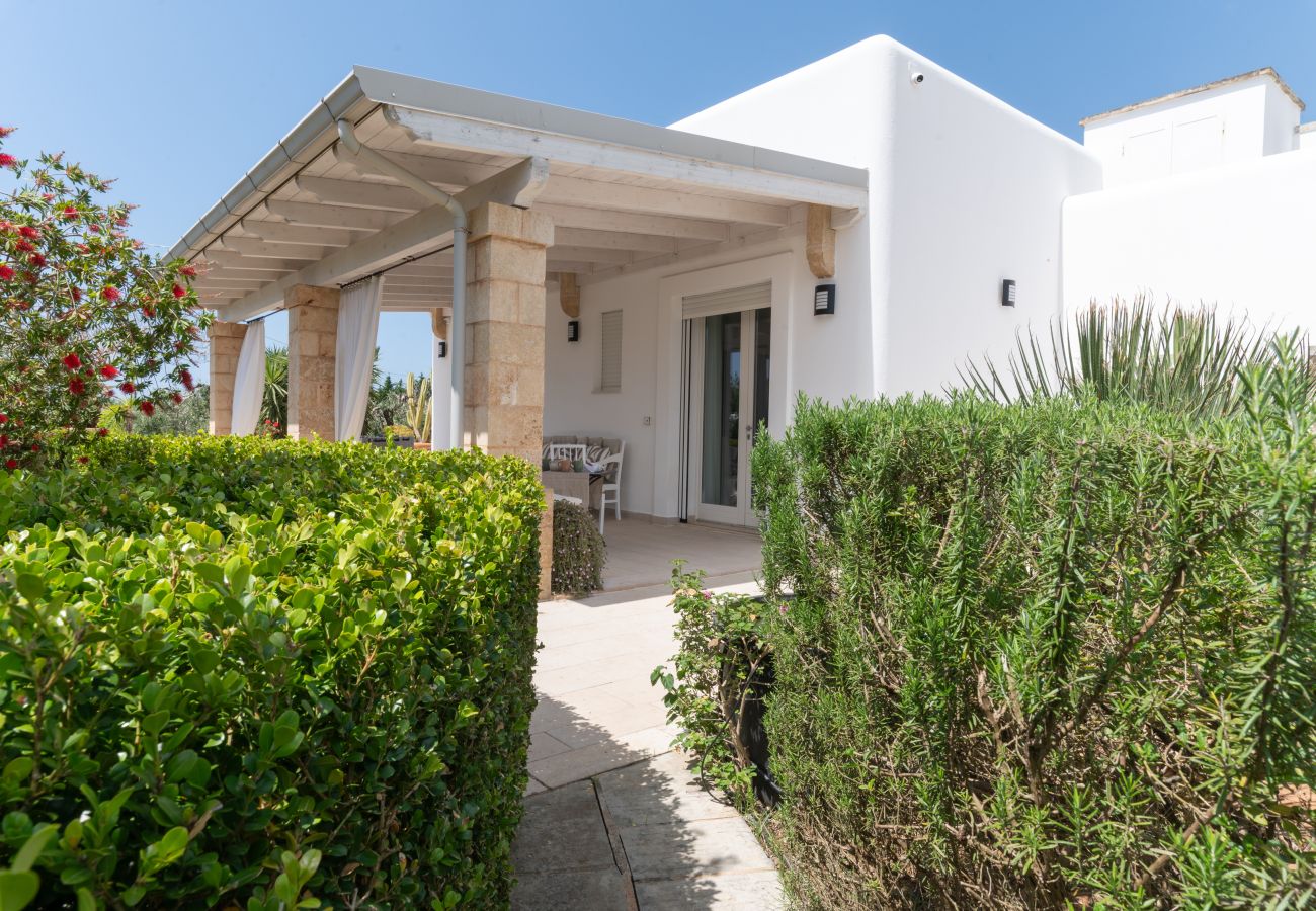 Villa in Torre San Giovanni - Fantastic beach villa with pool and garden