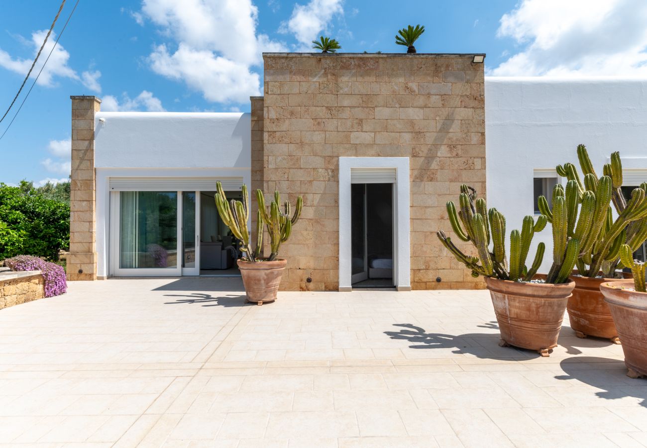 Villa in Torre San Giovanni - Fantastic beach villa with pool and garden